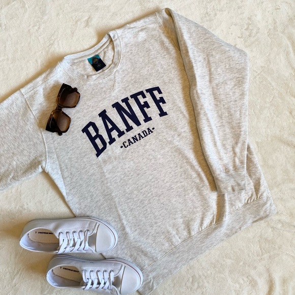 Tops - Banff Heathered Grey Crew Neck Sweatshirt Size Medium